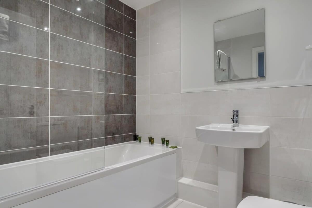 Lovely Riverside 2 Bed Apartment Leeds  Kültér fotó